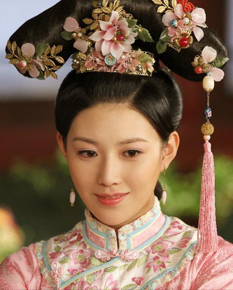 实际上并不姓董,她是满洲正白旗人,清朝大臣鄂硕的女儿,董鄂妃只是从