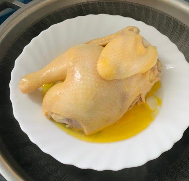 第2步,图为蒸好之后的样子,因为是半只鸡,水开后蒸18分钟,再焖5分钟就