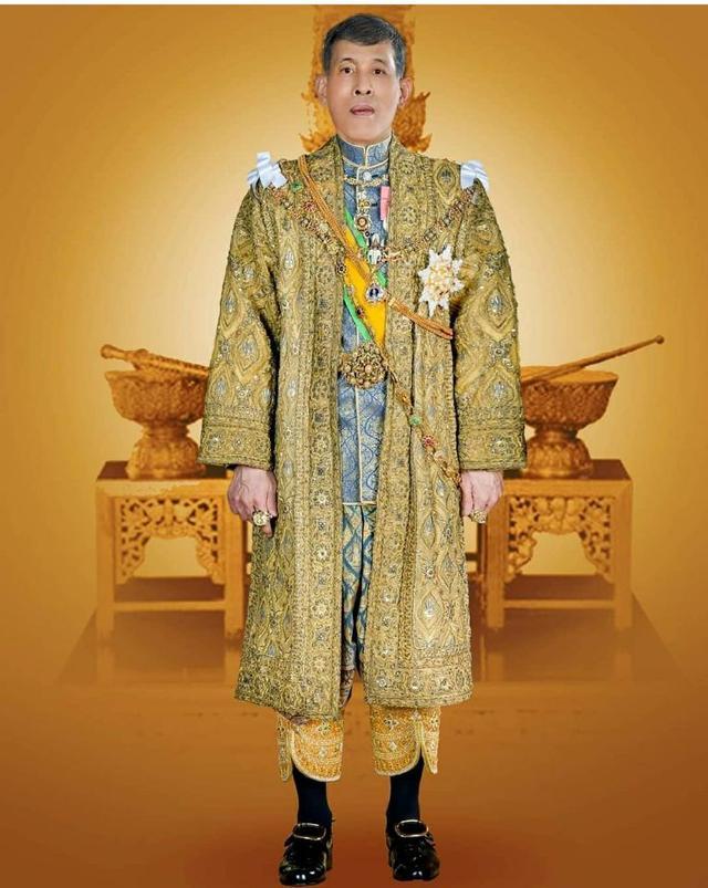 肉眼可见的衰老,染发难掩该拉玛十世的苍老,他的身体已被掏空