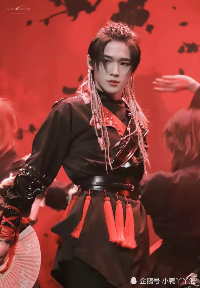 宋亚轩壁纸:一身红衣也是惊艳了很多人_腾讯新闻