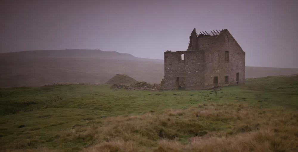 《呼啸山庄》:爱一个人到骨子里,才会有这些异常的举动