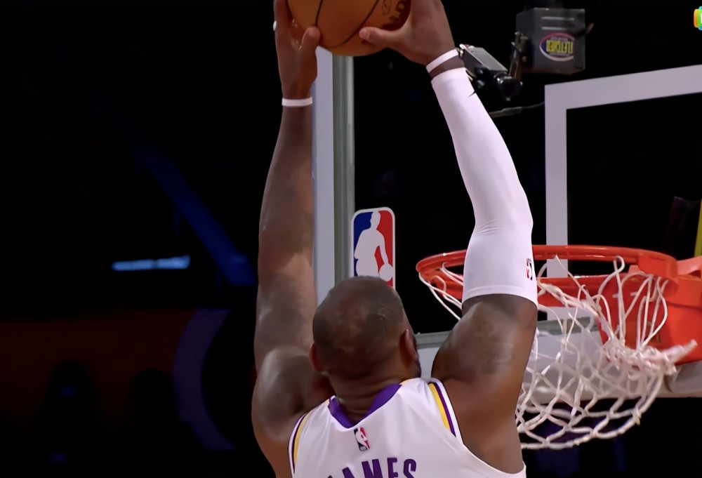 滞空时间还挺长半场114詹姆斯平框空接双手暴扣空中大鹏展翅庆祝