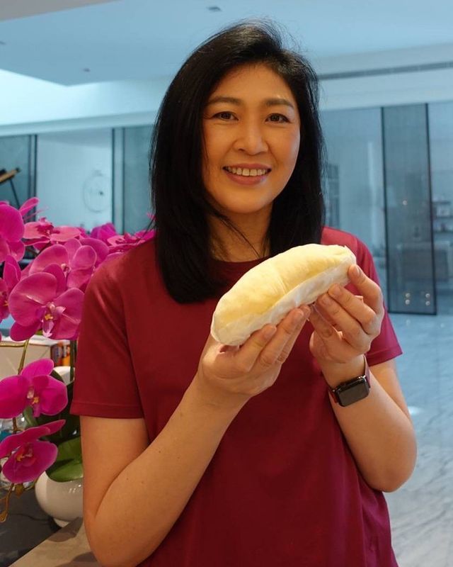 54岁泰国前女总理英拉异国吃榴莲思乡皮肤紧致光滑惹人羡