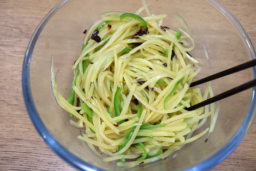 一道經典開胃菜清爽脆嫩熗拌土豆絲好吃好做又下飯