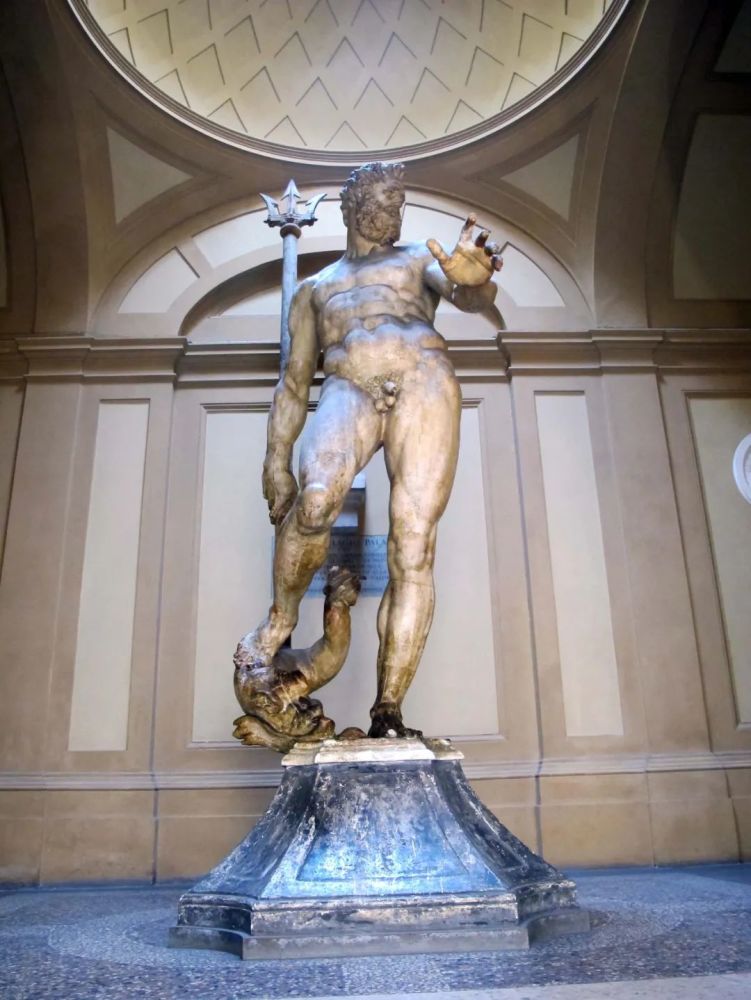 海豚,丘比特和塞壬女妖都是来自西西里岛的托马索·拉乌雷蒂(tommaso