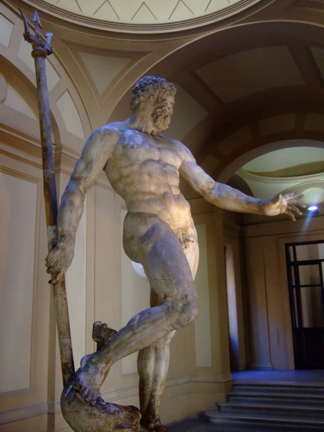 海王喷泉基座上的海豚,丘比特和塞壬女妖都是来自西西里岛的托马索