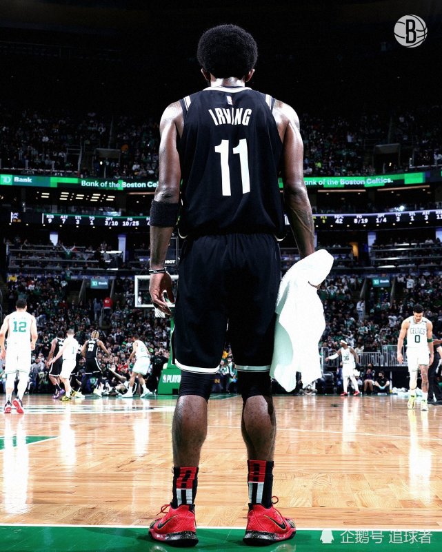 离场走到球员通道入口处,欧文被失控的球迷怒砸水瓶,当时欧文和其他