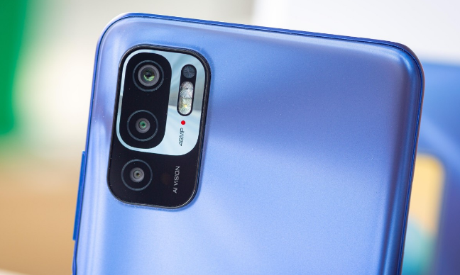 有一个 48mp 主摄像头 ,一个 2mp 微距摄像头和一个 2mp 深度传感器.