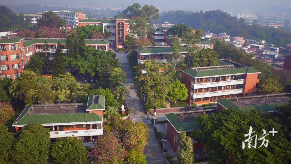 百年老校新活力广州市象贤中学立足改革开放前沿阵地培养适应发展的