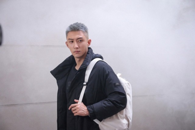 黄景瑜二次元发色"奶奶灰"如此时尚!