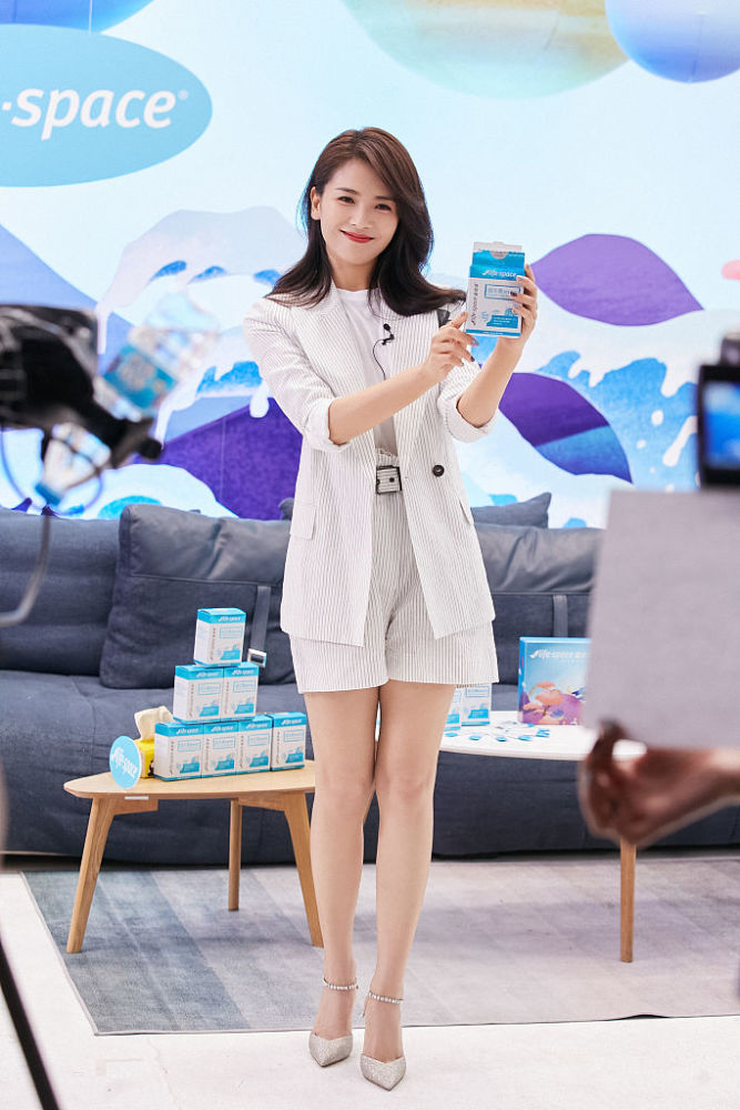 刘涛条纹西装靓丽优雅秀美腿浅浅笑意撩拨心弦温婉可人