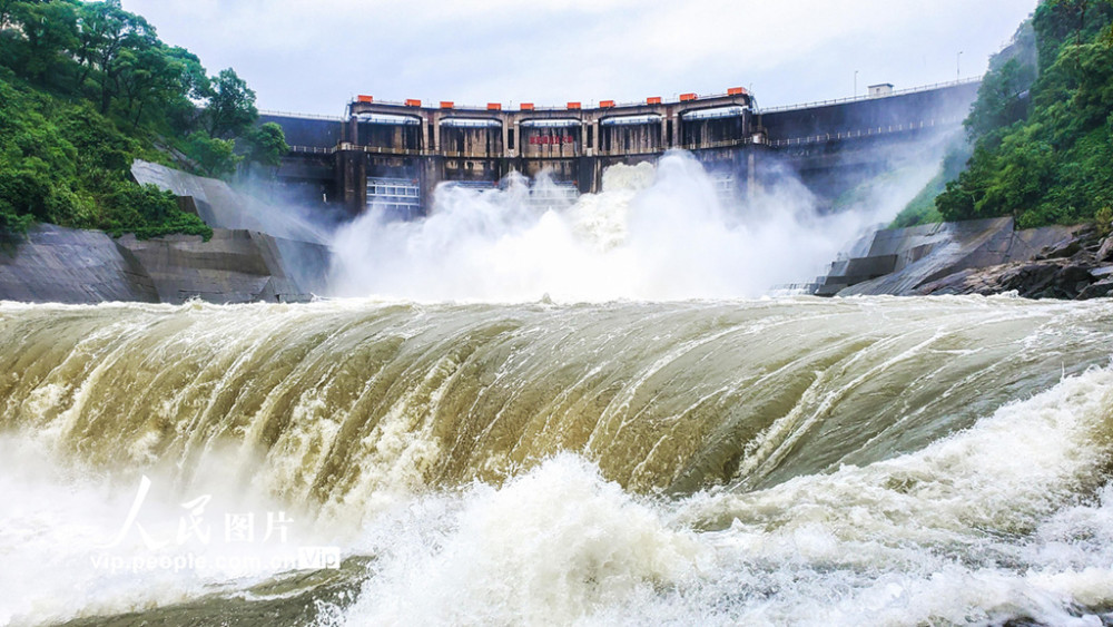 湖南桂阳开闸泄洪确保安全度汛