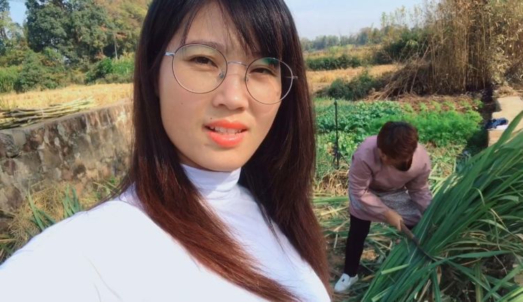 钱给她的大姐还有二哥,因为在小女儿的心中尽管大家都分开了这么久