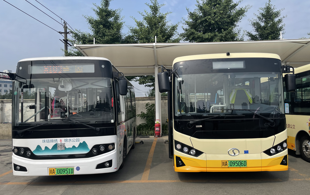 98米擬定前期先投放x101,x105,x107等線路我區18部純電動公交車首到