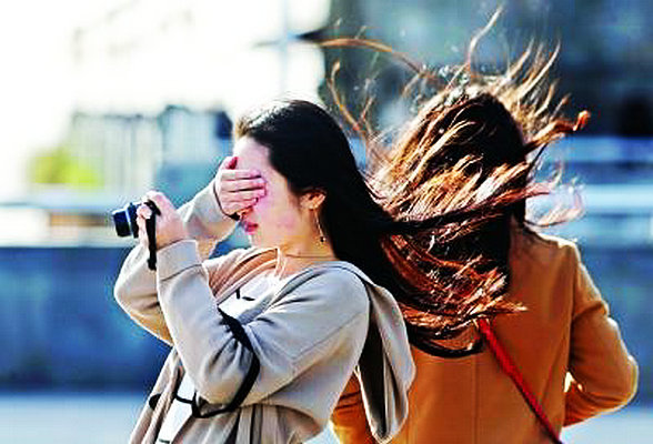 表示风刮得很大的句子描写刮大风的句子短句