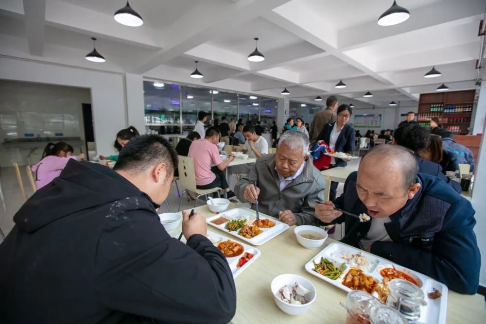 銅川日報社區食堂便民暖心空巢老人就餐無憂