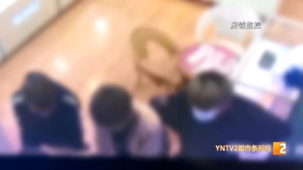 佯装进店看手机 抢了手机就跑 销赃后钱还没花就被抓 腾讯新闻