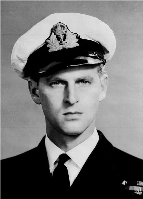 菲利普亲王幼时坐在果箱里流落到英国如何从落魄王子成为王的男人