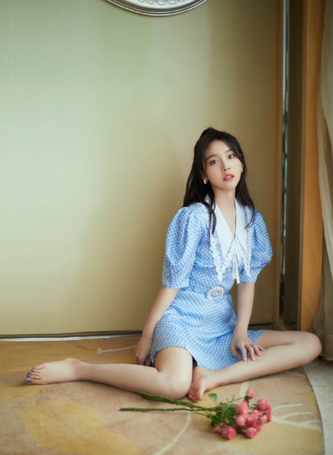 张佳宁终于高调一回,穿牛油果挂脖裙秀美腿,气质干净精致高级