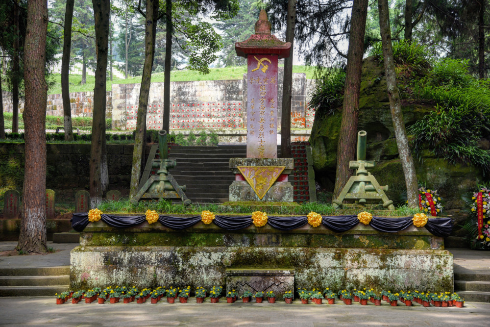 全国最大的红军烈士陵园长眠着25048名烈士红军后人为之守墓