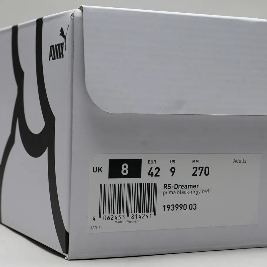 云彩图案鞋盒,上方是puma logo和j. cole的扣篮剪影,鞋盒中间是j.