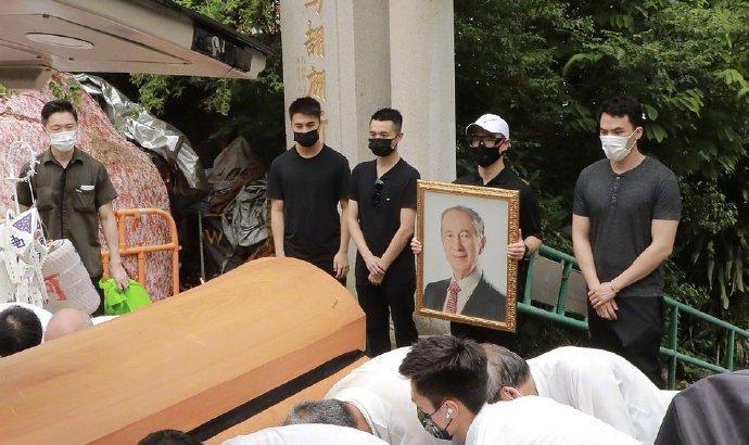 赌王遗体正式落葬:800万棺木被抬出,二太蓝琼缨坐轮椅送别赌王