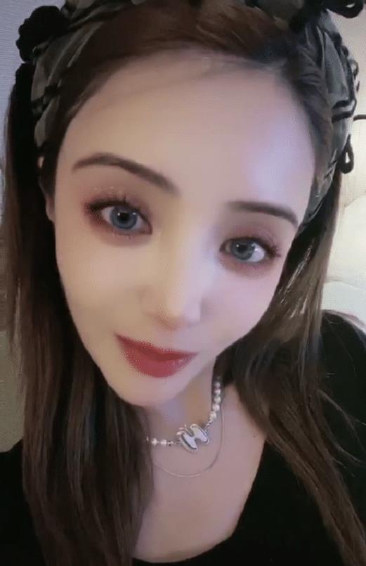 麦迪娜挺6个月孕肚自拍,自曝要控制体重,姜潮忙夸老婆很美安慰_腾讯