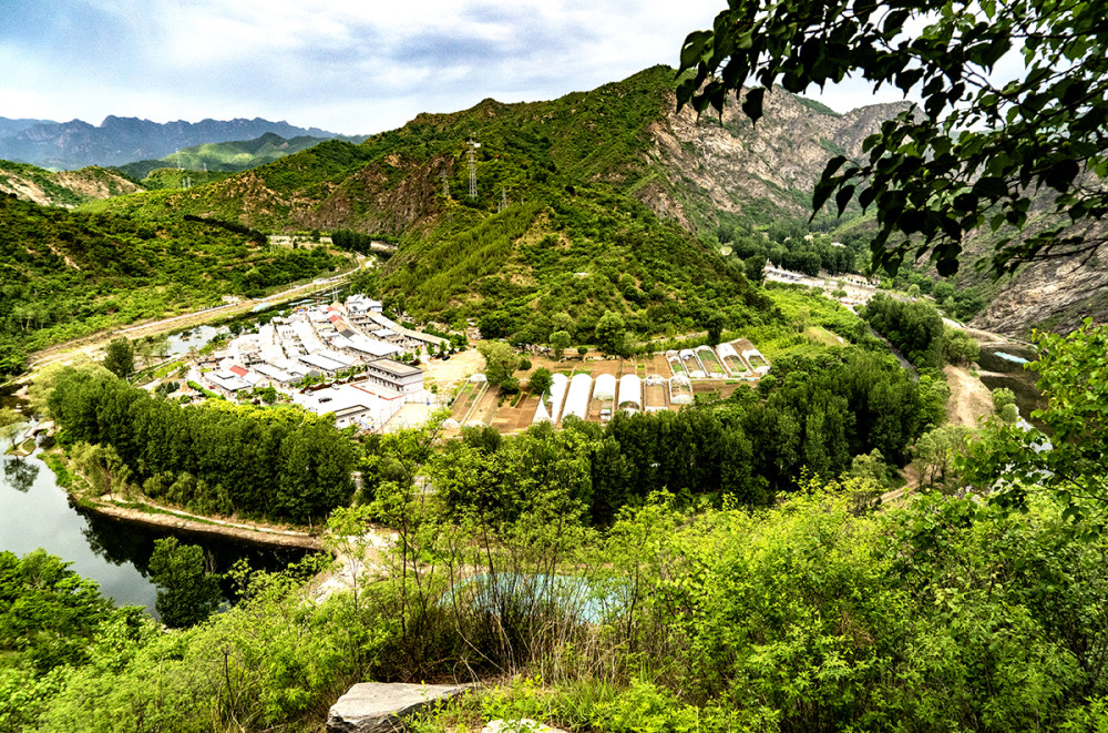 站在八寶山峰上遙看八寶堂村的全貌,感覺好像是老牛灣,攝影人經常曬出