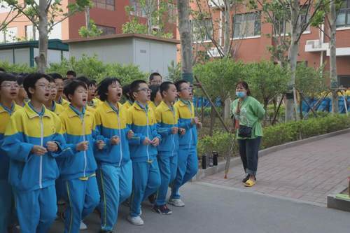 河间英华学校年轻女教师给孩子们上另外一课