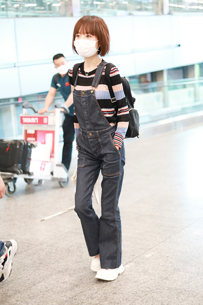 最近我看女明星们的街拍,发现穿背带裤或背带裙的人很多.