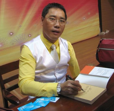 3岁失臂19岁被父亲打出家门34岁成为激励师专家独臂人黄友的传奇人生