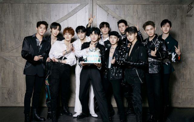 r1se组合毕业照公布周震南金发抢镜各位成员发展成关注焦点