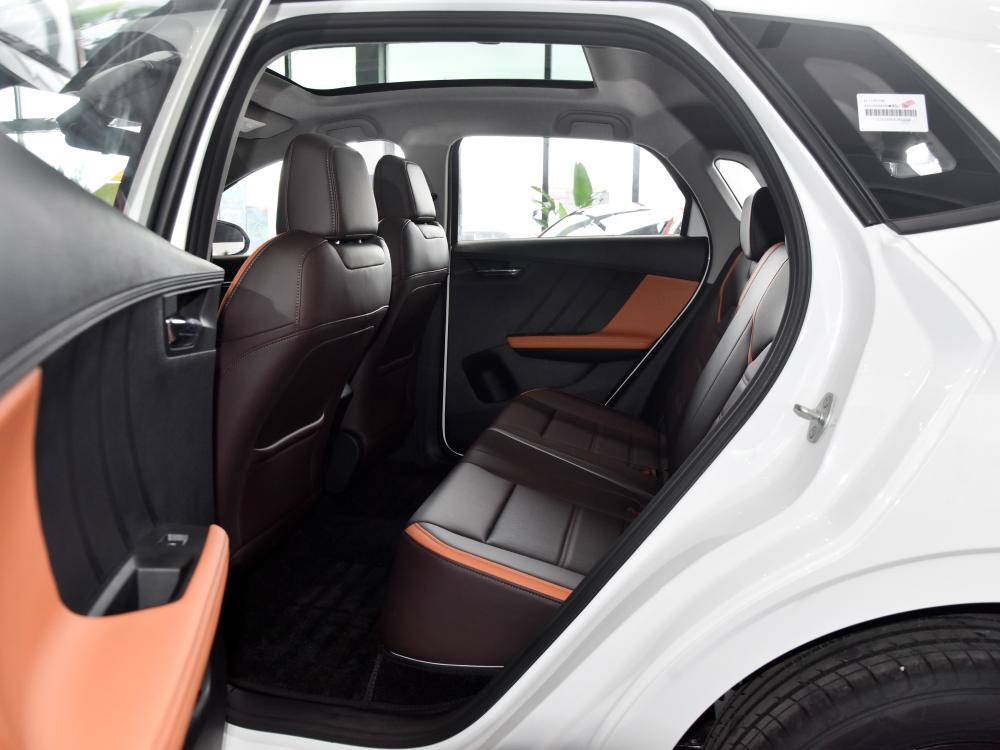 城市代步很灵活,后排空间很实用,实拍比亚迪e2