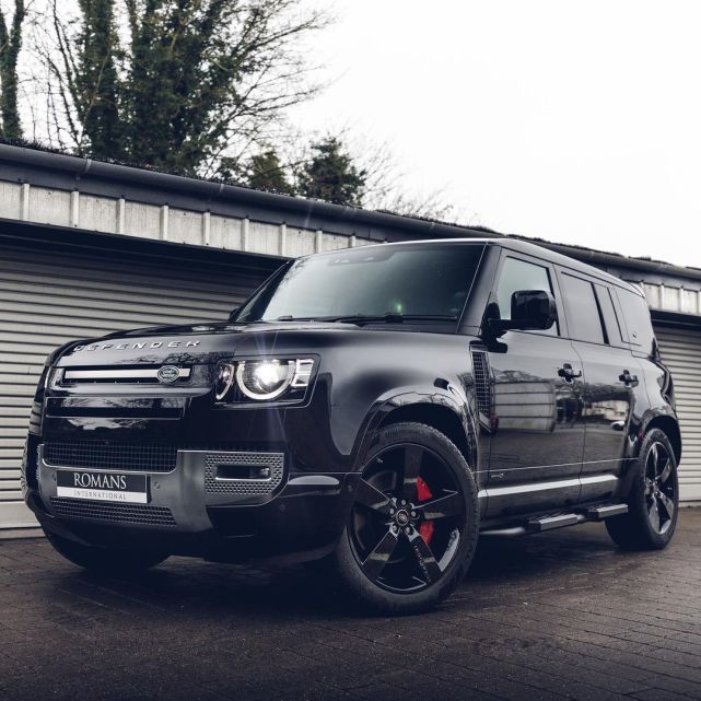 全新路虎卫士实车 全黑的很帅气