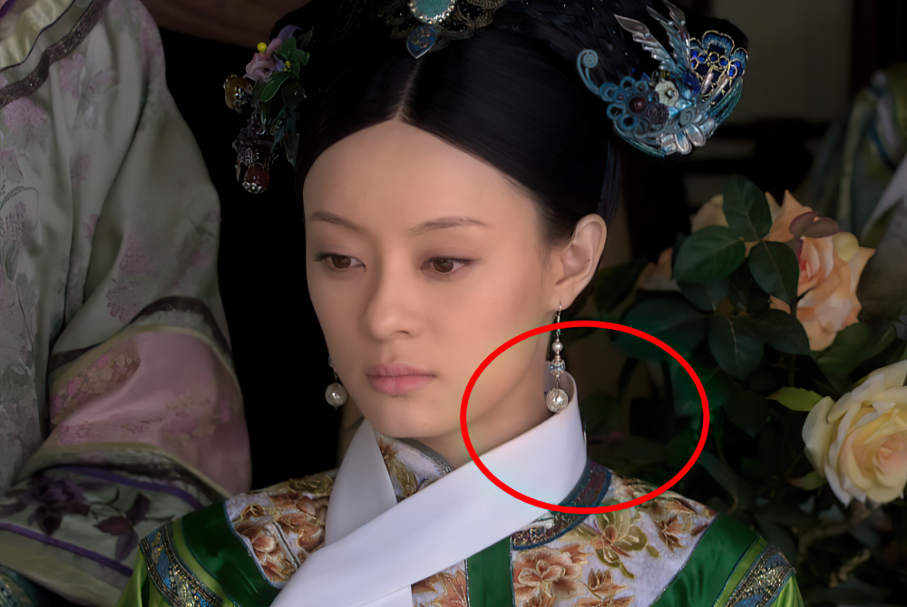 不管是穿深色还是浅色的衣服,在甄嬛的耳朵