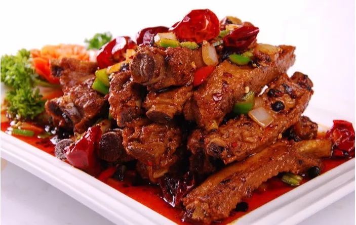 材料:排骨,干辣椒,花椒,五香粉,料酒,生抽,生粉,盐,老抽,大蒜,姜,白