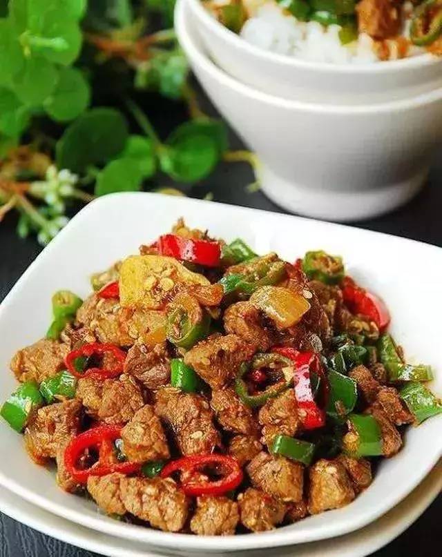 孜然牛肉粒1,青红椒洗净切小圈状,洋葱切小丁,生姜去皮切片2,牛肉切丁