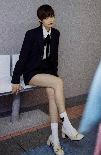 短发李宇春也能这么美西装短裤秀美腿复古衬衫彰显知性