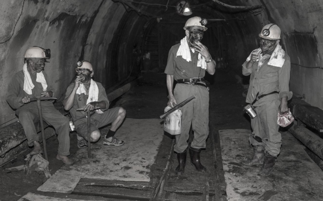 17"特大矿难:81名矿工死亡,瞒报官员被枪毙|矿工|莫壮龙|万瑞忠|南丹