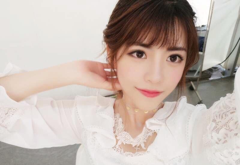 网红药水哥官宣恋情!女友肤白貌美长腿瞩目,两人当众搂抱太甜蜜