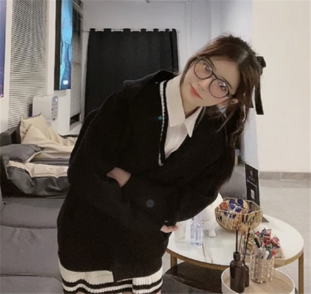 letme前女友发照片严君泽身边是女解说两人距离让人直呼好家伙