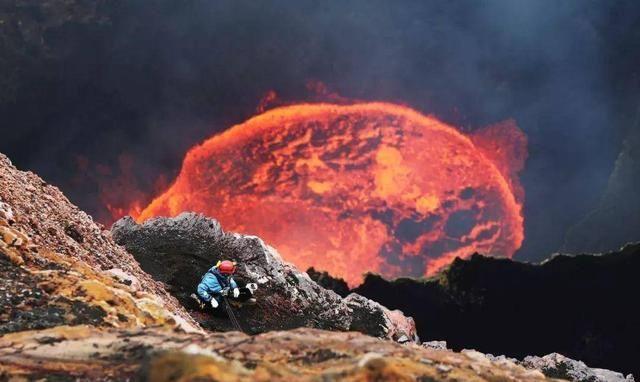 他们去了马鲁姆活火山,将中国国旗插在了火山口崖壁上;走进切尔诺贝利