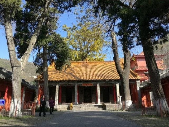 显通寺始建于西晋太康五年(284年,距今已有1700多年.