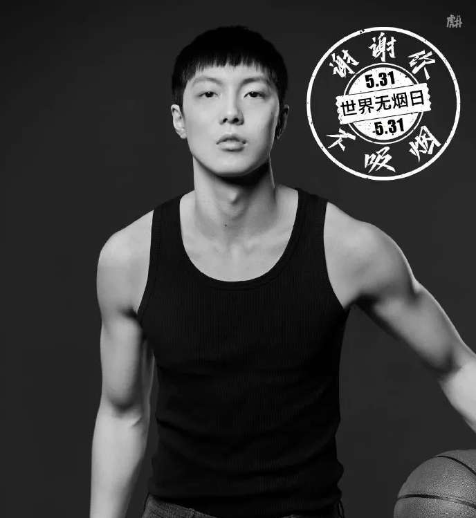 在这个海报中,胡明轩一脸帅气和健朗,形象非常健康向上,作为一名年轻