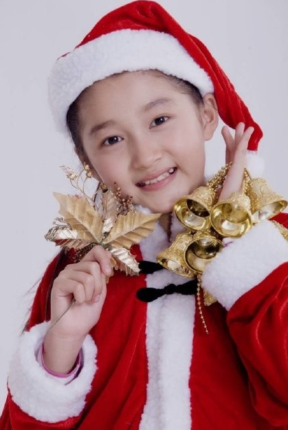 关晓彤提前庆六一!晒幼儿时期童年照,大眼睛小圆脸像极了洋娃娃