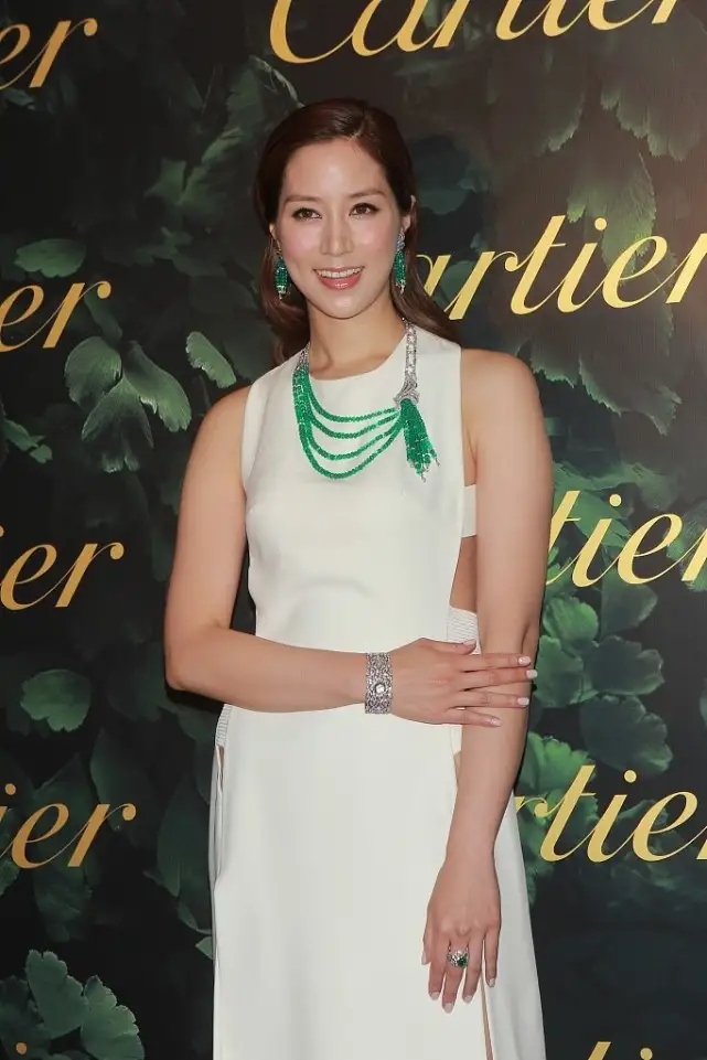 徐子淇这回美出圈了,一袭波点露肩连衣裙端庄优雅,气质出众