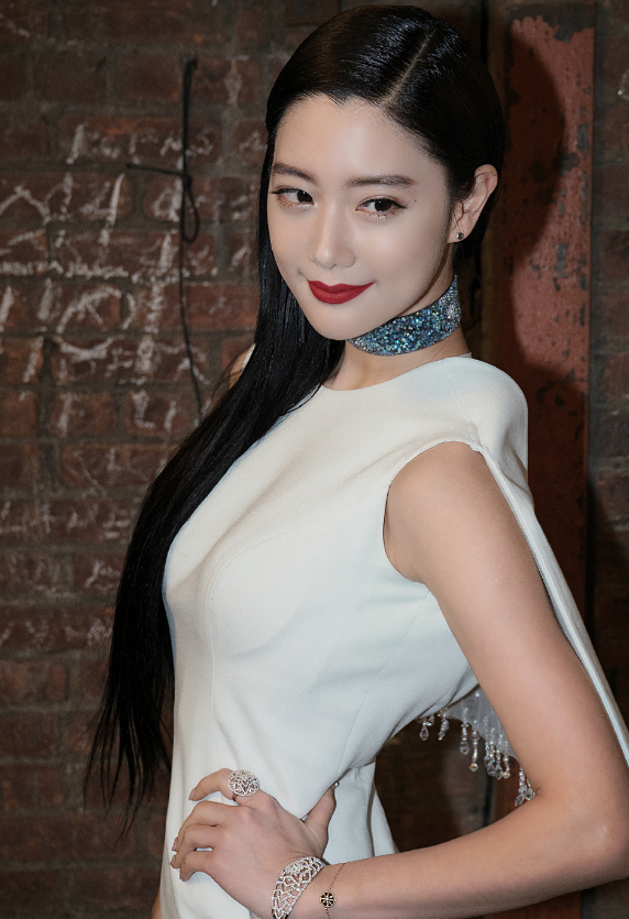 何为"亚洲第一美女"?当克拉拉穿"人鱼裙":秒成人间绝色