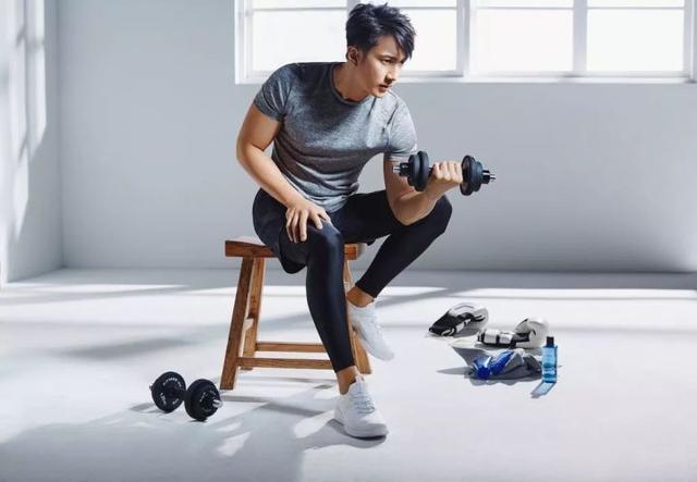 42岁吴尊把同学熬成爹都说背薄显年轻开肩美背这样练