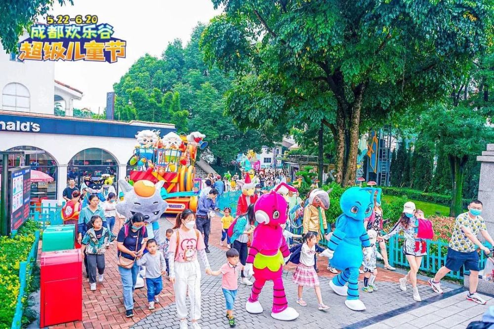 图据"成都欢乐谷"官方微信每年夏天大朋友小朋友都超期待的欢乐谷水