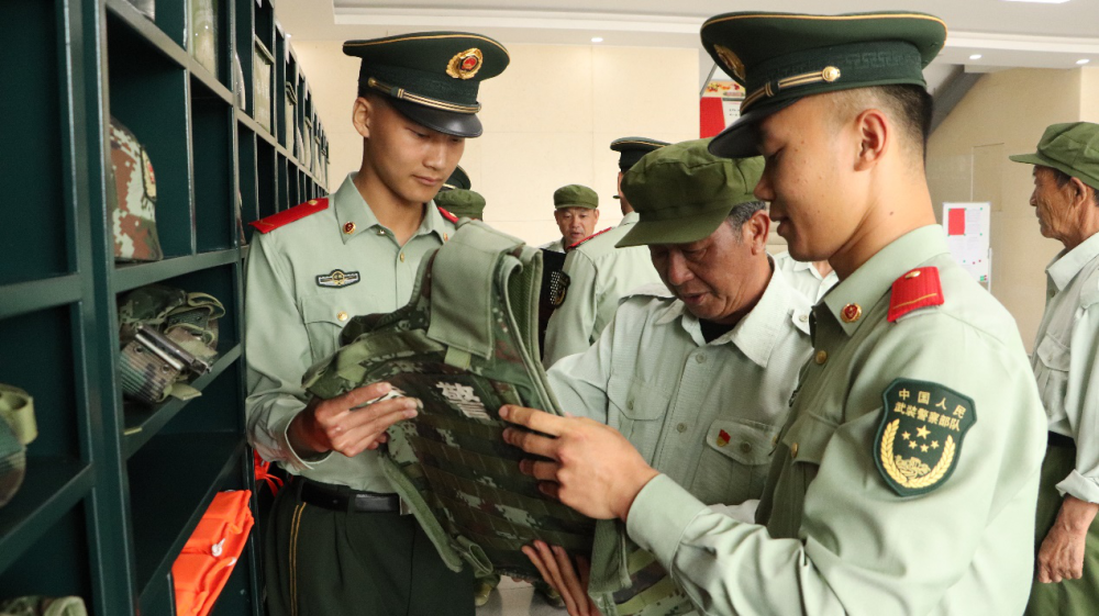 器材室等库室,和年轻官兵们亲切交流,零距离感受部队翻天覆地的变化